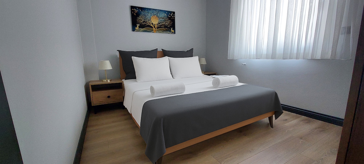 (Dhoma e dytë kryesore e gjumit) Mund të pushosh bukur në krevatin tënd të rehatshëm dhe ta mbash dhomën të errët me grila grilash sipas dëshirës për një gjumë të mirë. Kemi gjithashtu gardërobë për rrobat e tua në çdo dhomë