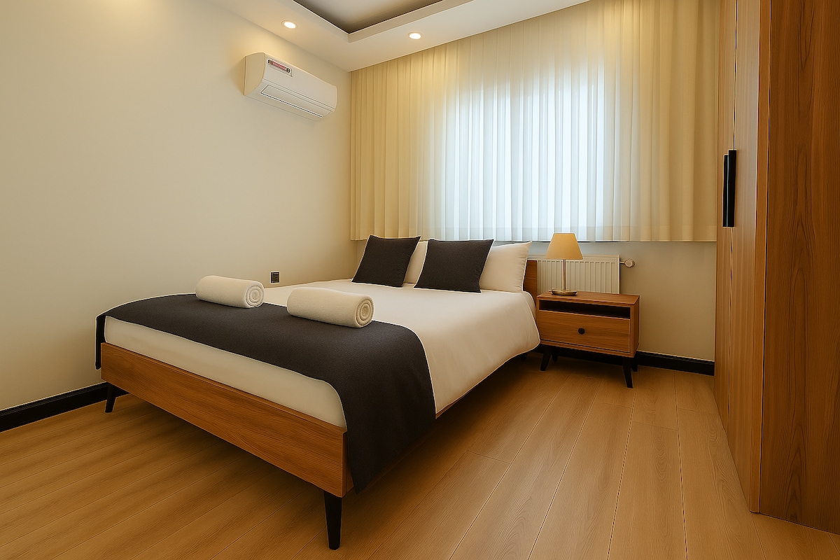 (dhoma e tretë e gjumit ) Mund të pushosh bukur në krevatin tënd të rehatshëm dhe ta mbash dhomën të errët me grila grilash sipas dëshirës për një gjumë të mirë. Kemi gjithashtu gardërobë për rrobat e tua në çdo dhomë