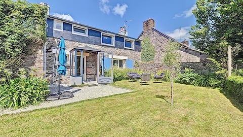 Along the water, 5 min walk to Lake Guerlédan