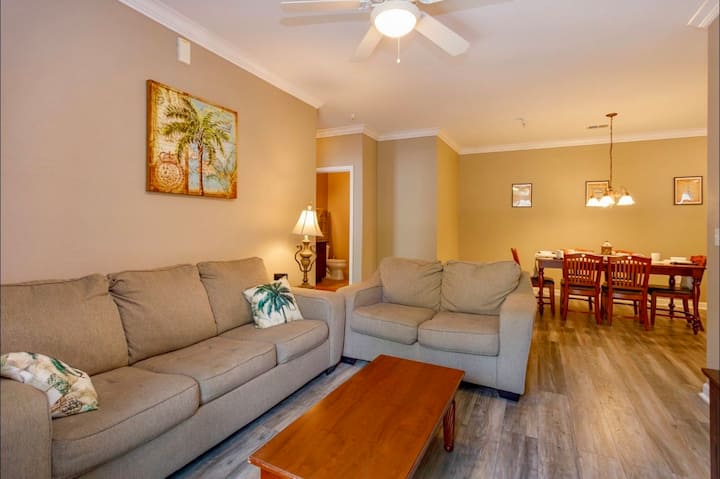 Veći kauč može se sklopiti u sofu na razvlačenje. Zavjese za zamračivanje u dnevnom boravku osiguravaju miran san. Dnevni boravak vodi do terase s koje se pruža pogled na rezervat prirode.