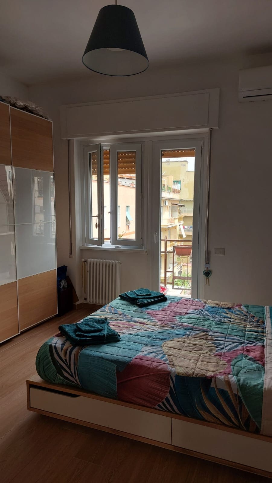 Брачен кревет (широк 150-179 см) за двајца Многу удобен ортопедски кревет. Тивка соба, без врева на улица. Клима-уредот е достапен во собата. На располагање ви е врата од плакар прикажана на фотографијата.