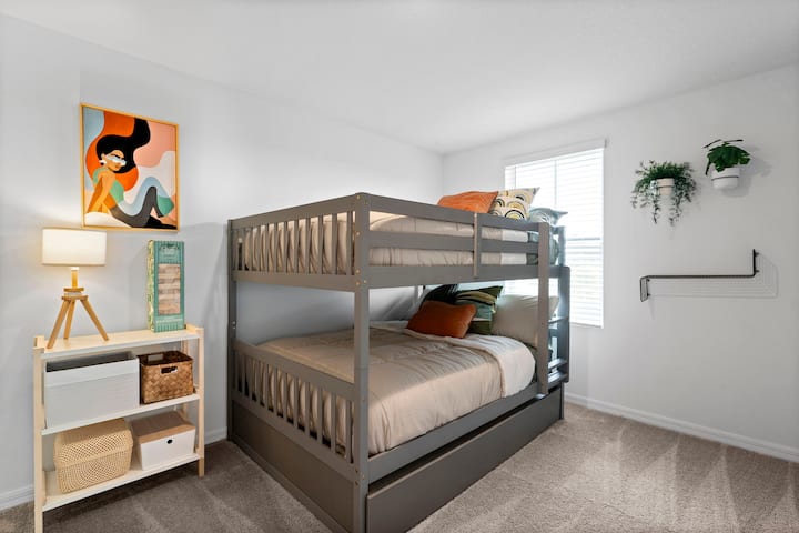 Chumba kingine kizuri kwa ajili ya makundi makubwa, chenye kitanda cha ghorofa chenye vitanda viwili kamili.