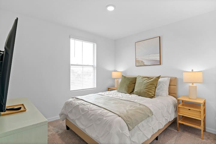 Ukiwa na kitanda aina ya queen na sauti zisizoegemea upande wowote, pumzika na ulale kwa starehe