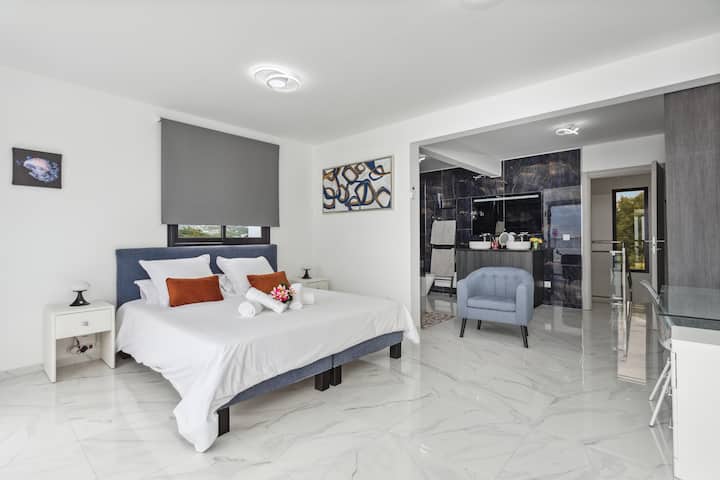 ห้องนอน 1 เตียงคิงไซส์พร้อมห้องอาบน้ำในตัวบนชั้น 2 ห้องพักที่สว่างและทันสมัยนี้มีห้องน้ำในตัว เหมาะสำหรับการเข้าพักที่สะดวกสบาย 