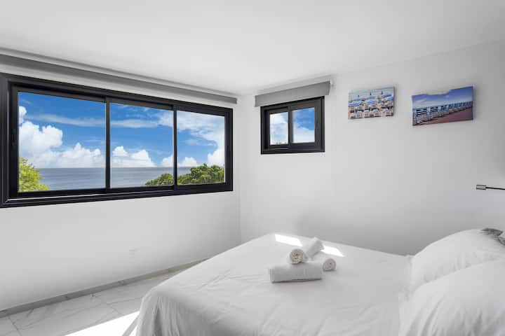 ห้องนอน 2 เตียงควีนไซส์พร้อมห้องอาบน้ำในตัวที่ชั้น 1 ห้องพักที่สว่างสดใสแห่งนี้มีวิวทะเลที่น่าประทับใจ เหมาะสำหรับการตื่นขึ้นอย่างอ่อนโยน 