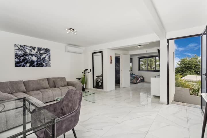 ห้องนอน 4 ห้องพร้อมห้องอาบน้ำฝักบัวในตัวและพื้นที่นั่งเล่นที่ชั้นล่าง