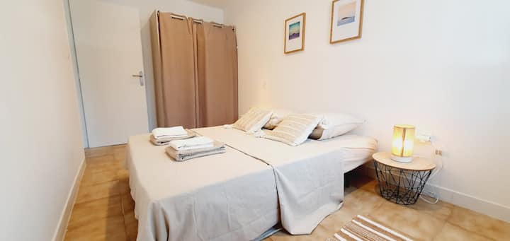 Spálňa vybavená 140*190 lôžkami a šatňou na uloženie oblečenia počas pobytu.