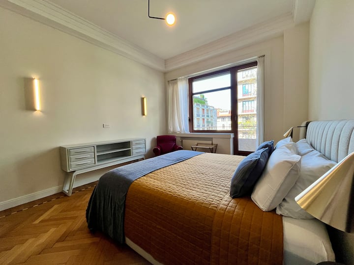 מיטת קינג סייז (180x200 ס"מ) עם 6 כריות, רכות וקשות