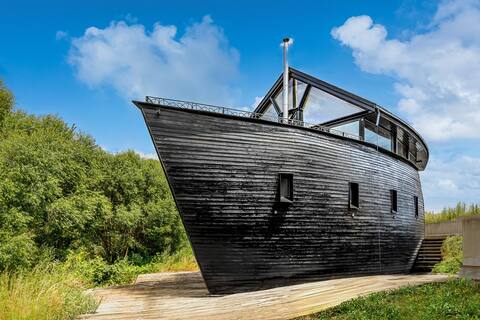 Unique Boat Shaped House at Lakefront #instaWORTH
