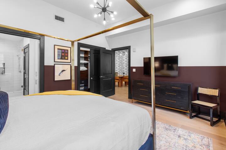 LUX 4BR/4BA Sleeps 12 Walk to Dome & Parade Route gallery image 5