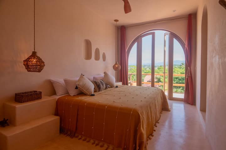 Recámara con vista a las montañas. 
Cama King size.