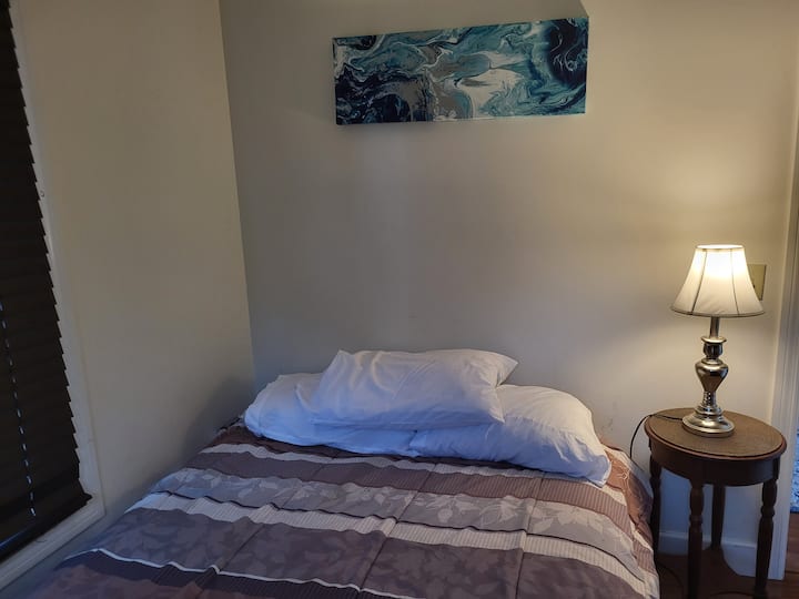 חדר שינה 4 - חזית תחתונה. קווין.