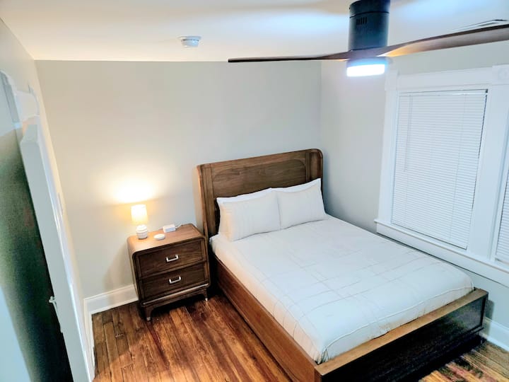 Kitanda aina ya Queen kilicho na mashuka laini na mito ya kupangusia.  Televisheni yenye kifaa cha Roku ili kutiririsha vipendwa vyako vyote kitandani.  USB na maduka ya umeme yanapatikana kwenye meza ili kuchaji vifaa vyako vyote.  