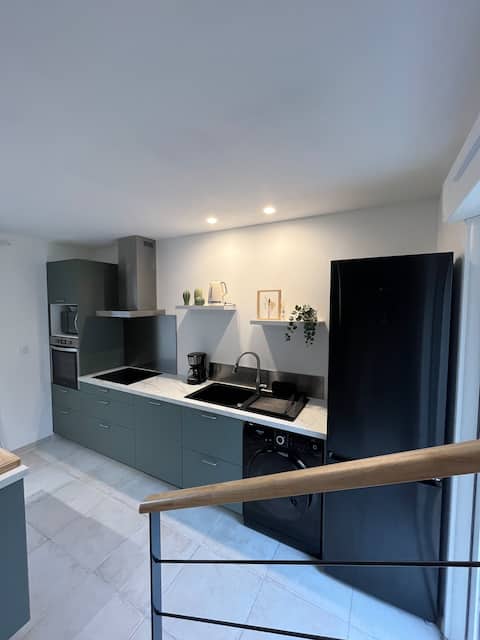 Popular Airbnb listing: Air-conditioned townhouse with outdoor area in Aigues Mortes