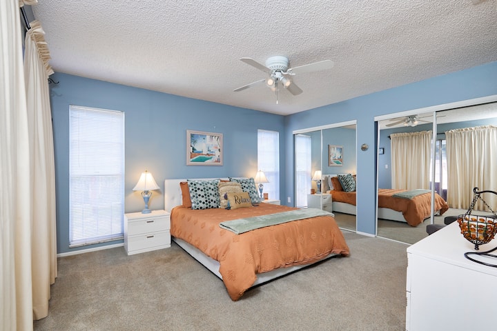 Dhomë gjumi kryesore me krevat dopio "queen" dhe banjë