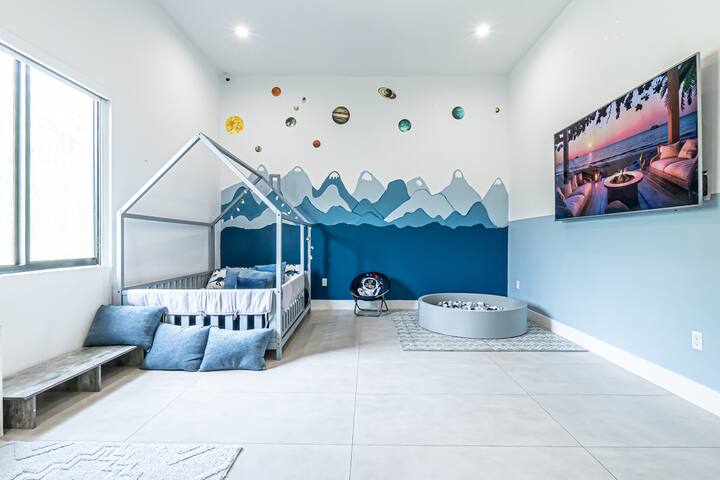 Luxe 5 BR Estate on 2.5 Acres with Saltwater Pool gallery image 4