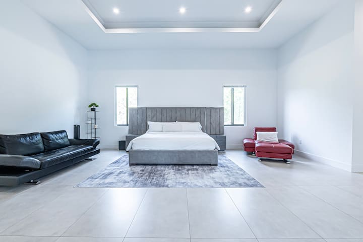 Luxe 5 BR Estate on 2.5 Acres with Saltwater Pool gallery image 3