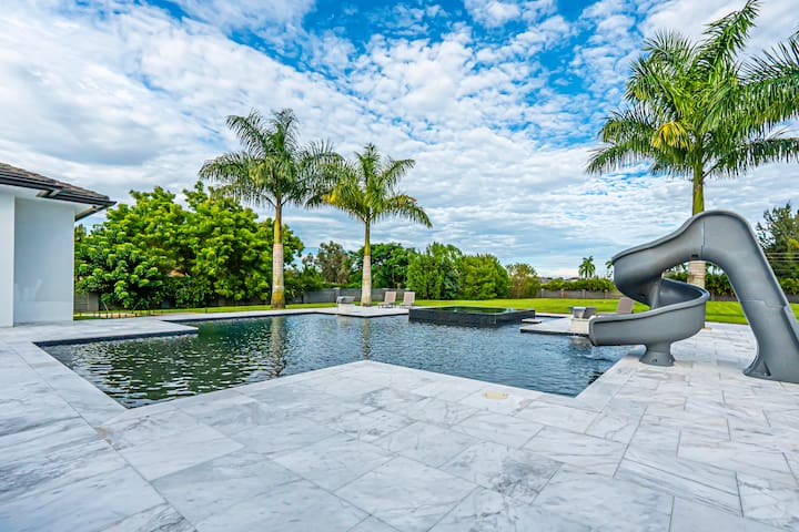 Luxe 5 BR Estate on 2.5 Acres with Saltwater Pool gallery image 2
