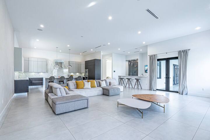 Luxe 5 BR Estate on 2.5 Acres with Saltwater Pool gallery image 5