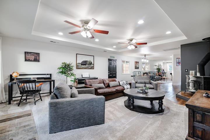 King Bed/soaking Tub/fire Pit/game Room/playground - Citrus Heights, CA