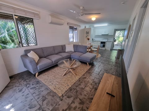Top Airbnb: 2BR Private Guesthouse + pool in Townsville City