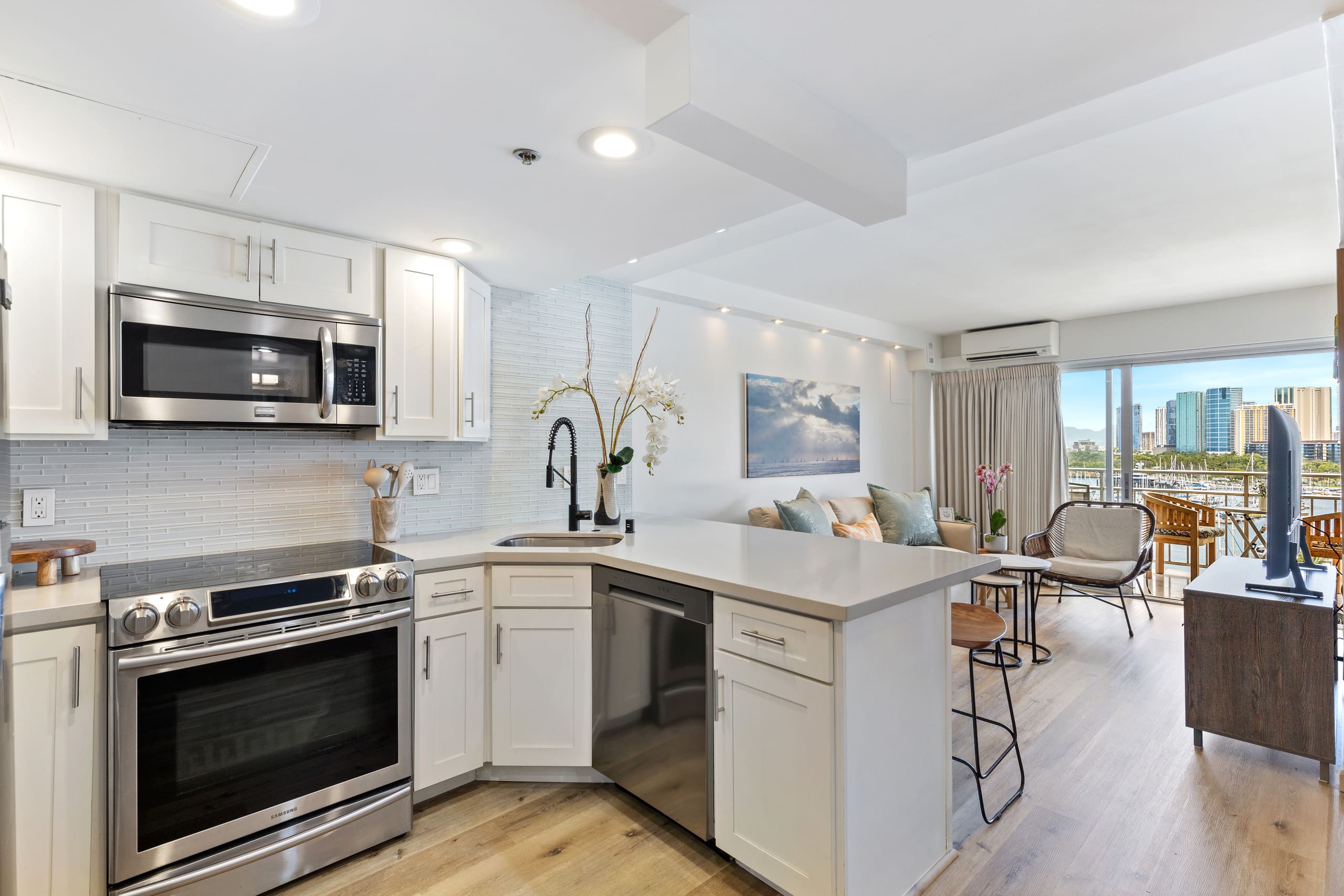Condo in Honolulu · ★4.72 · 1 bedroom · 2 beds · 1 private bath - Image 11