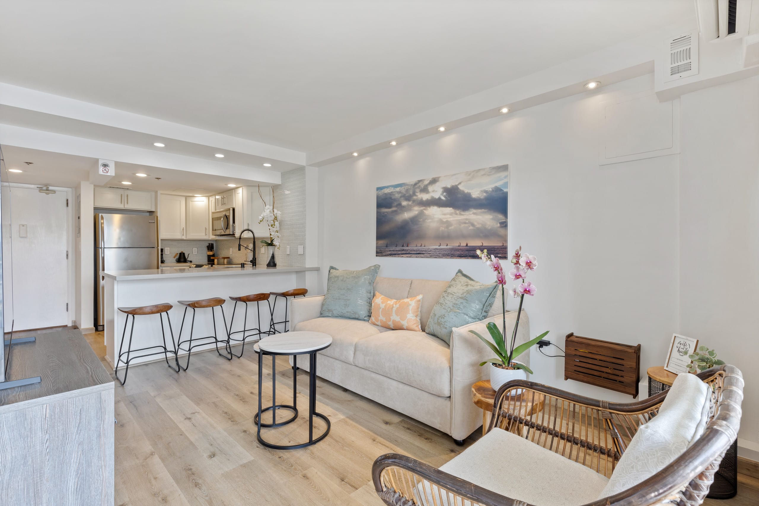 Condo in Honolulu · ★4.72 · 1 bedroom · 2 beds · 1 private bath - Image 2