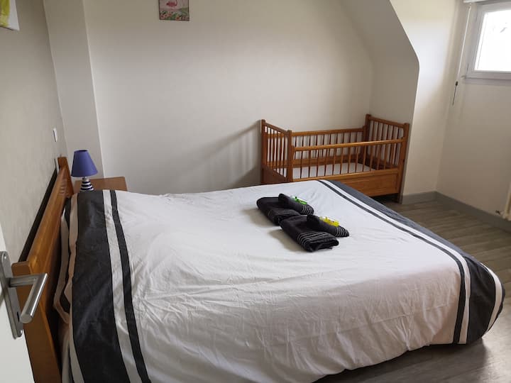 Chambre lit double 1er étage + lit pour bébé