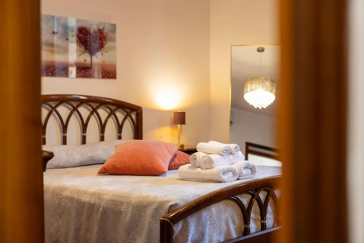 双人房配有空调、一套床单和毛巾供房客使用。

大镜子，让房间更明亮、更宽敞

房间设有窗户，可俯瞰历史中心的小巷。