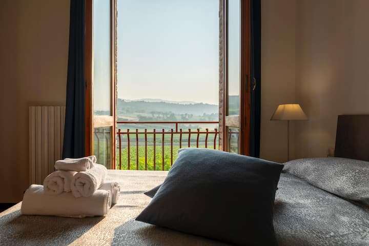 双人房配有空调、一套床单和毛巾供房客使用。

大镜子，让房间更明亮、更宽敞

房间设有露台，可俯瞰翁布里亚绿色山丘。