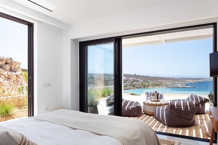 חדר השינה הראשי ממוקם בבניין השמאלי 