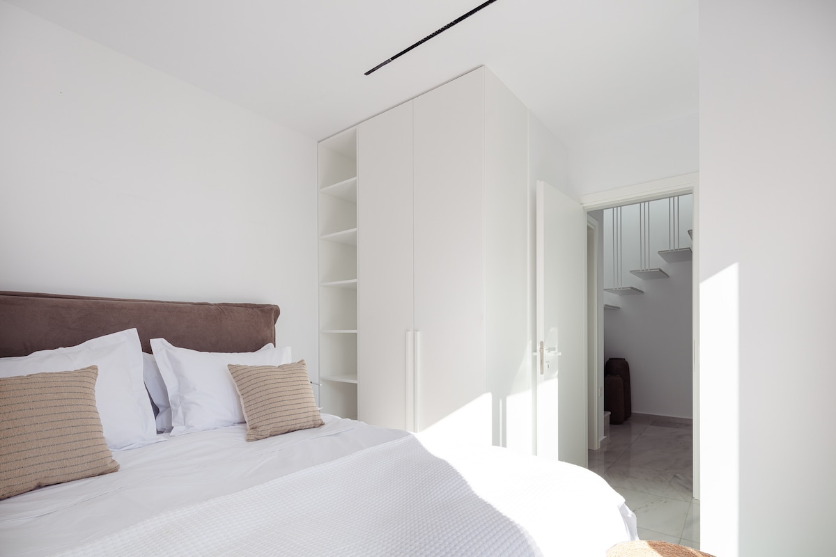 King-size bedroom located on the lower floor of the Right Building 