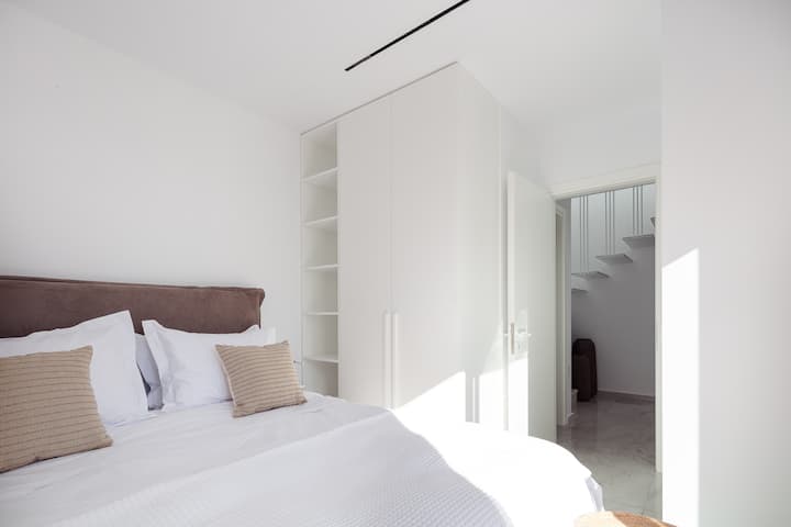 חדר שינה קינג סייז הממוקם בקומה התחתונה של הבניין הימני 