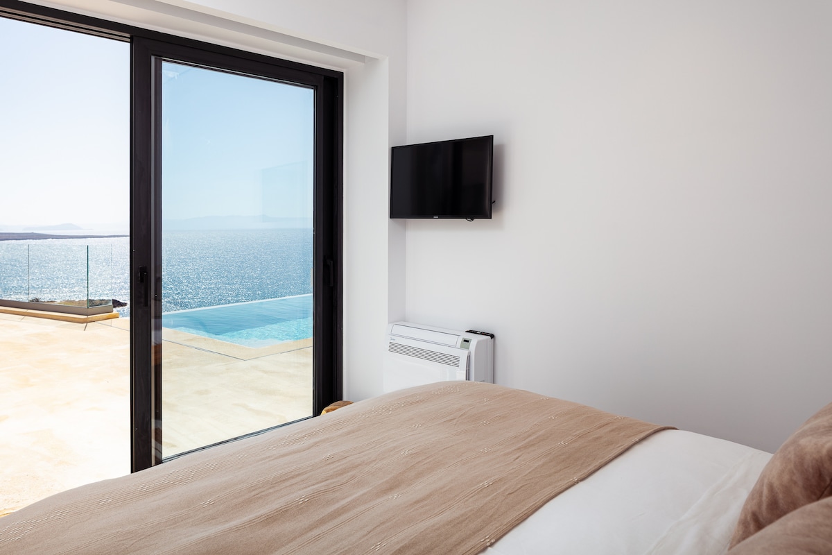 King-size bedroom located in the Left Building 