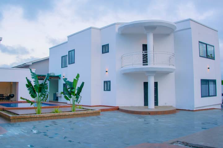 Luxurious 4-bedroom Villa - Private Pool Eastlegon - Ghana