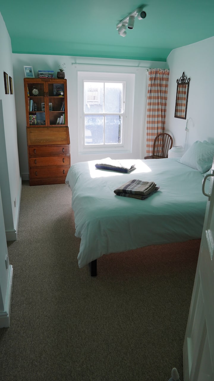 Დიდი, კომფორტული სუპერ დიდი საწოლი.