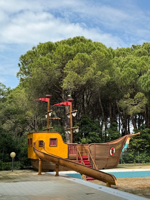 Mobile Home with Italian Charm, cosy home in trees