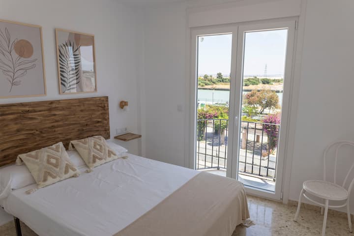Habitación 1 - Cama de matrimonio y balcón con vistas al río