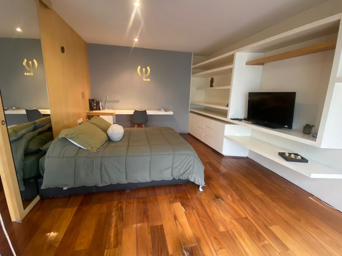 ห้องนอนกว้างขวางและทันสมัยพร้อมระเบียงตู้เสื้อผ้าและห้องน้ำภายในสะดวกสบายมากเช่นกัน 