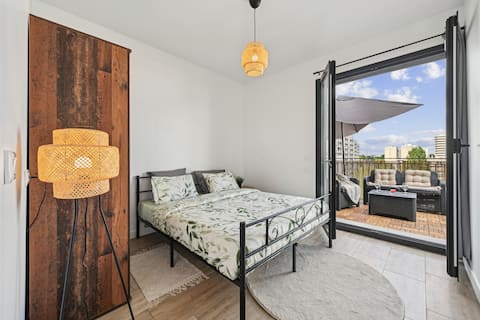 Beautiful Apartment With Lovely Balcony Near Paris