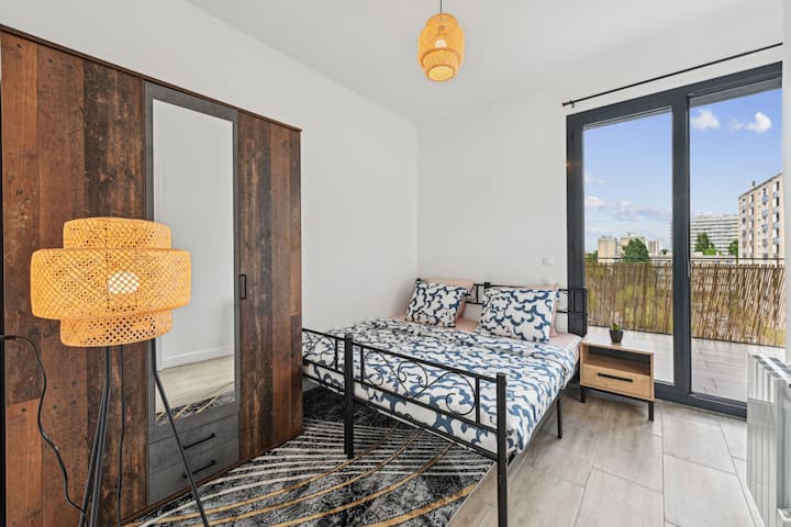 חדר שינה שני מואר עם גישה למרפסת המרווחת. החדר כולל שתי מיטות 90 ס"מ שניתן לשלב למיטת קינג סייז או להפריד, ומציעות גמישות לאורחים. אידיאלי לשינה נינוחה בלילה עם הרבה אור טבעי.