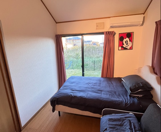 セミダブルベッド一台とベッドソファ（シングル）一台です。