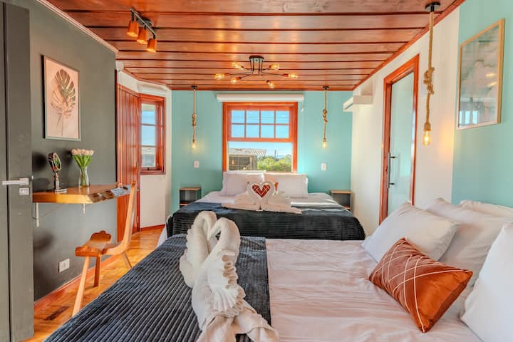 En la casa 2, dos camas tamaño king y cortinas opacas.