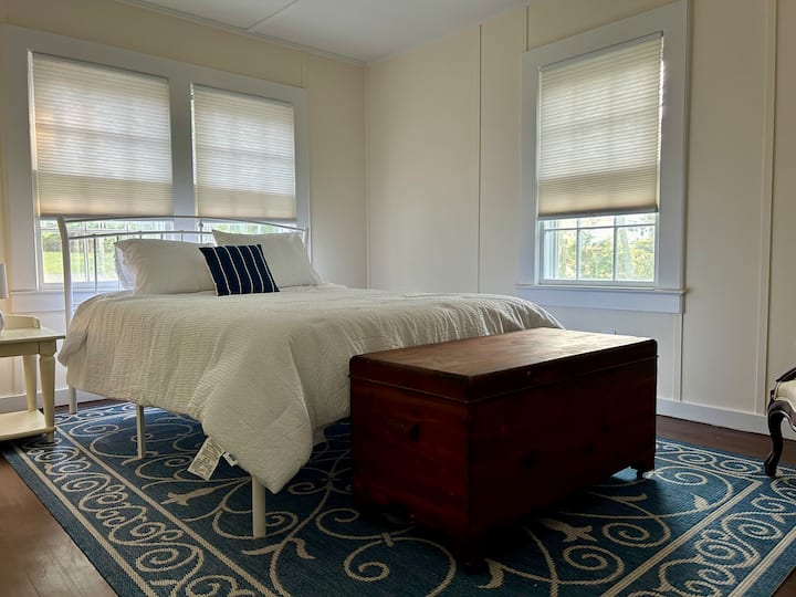 Спална соба 1. Брачен кревет (широк 150 - 179 см)