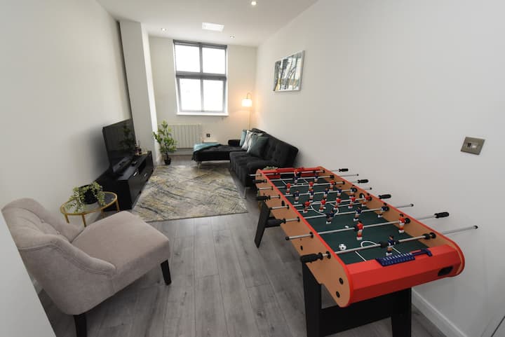 Amplia y relajante sala de estar de planta abierta. ¡Con nuestro increíble futbolín!