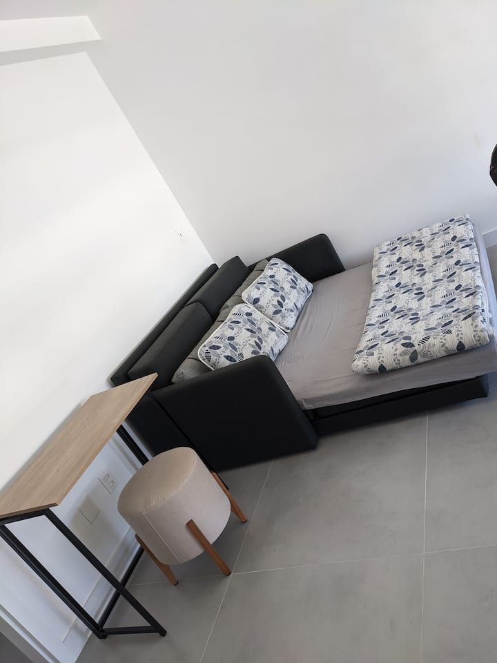 El sofá se extiende hasta un sofá cama
