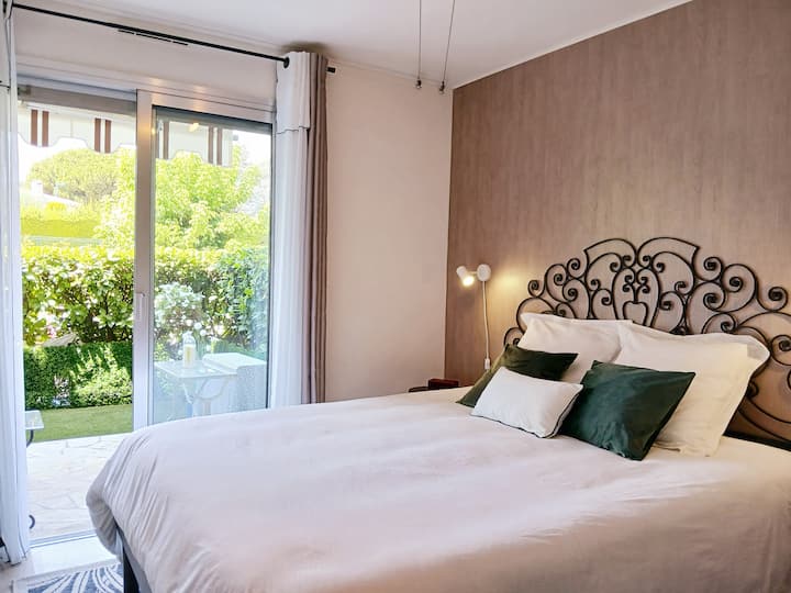 Kitanda cha sentimita 160 + godoro jipya la kumbukumbu
Mashuka ya kitanda bila malipo
Sehemu ya maktaba yenye vitabu tofauti vinavyopatikana
Kabati la nguo maradufu