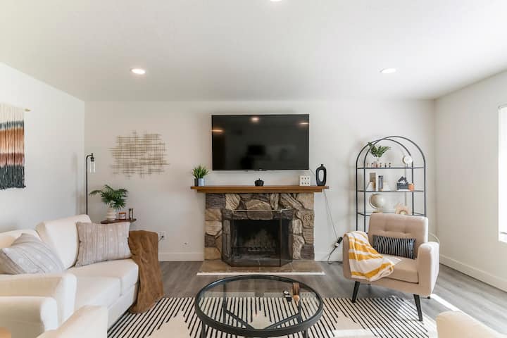 *Newly* Renovated Home, Perfect For Monthly Stays - Rancho Cucamonga, CA
