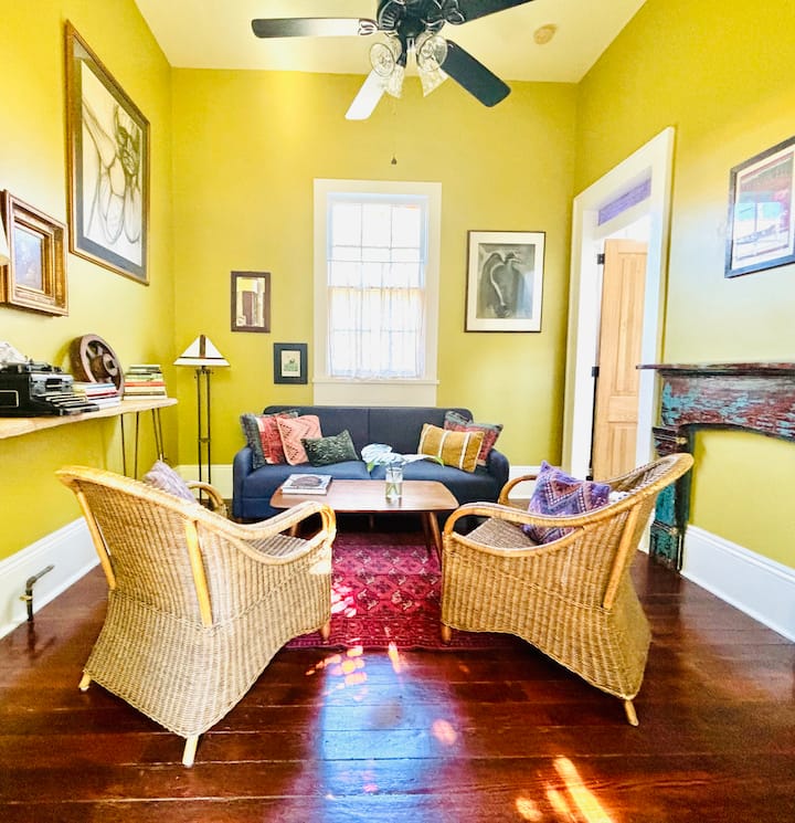 مساحة معيشة مريحة تفتح على الفناء. 