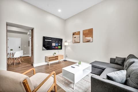 Successful Airbnb property: 3Bd+65"TV+WFH+8 Min from DT CLE in Brooklyn Centre